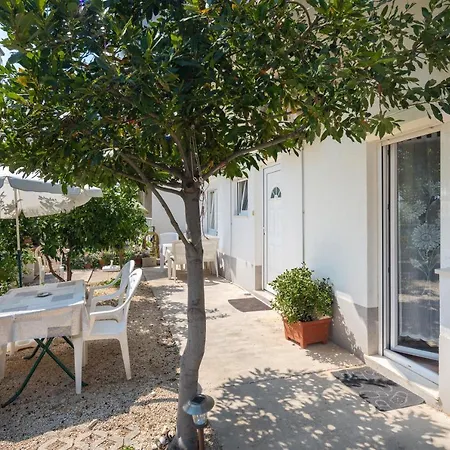 A 1 - Near With Patio Parking And Grill *
