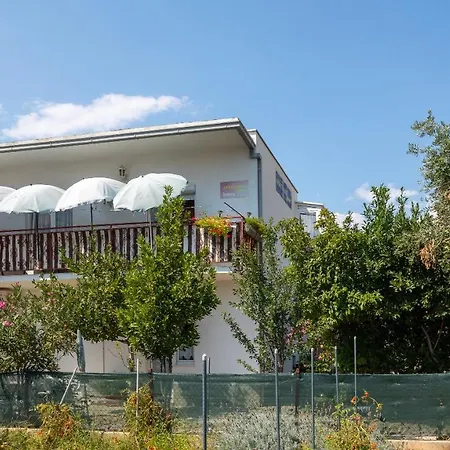 A1 - Near With Patio Parking And Grill Apartment