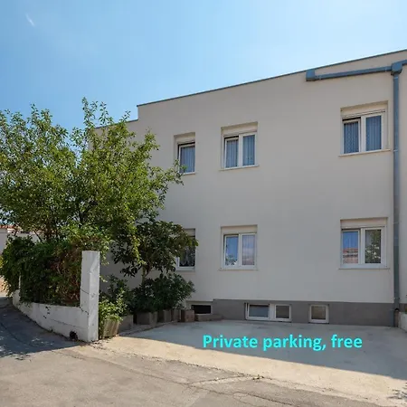 A1 - Near With Patio Parking And Grill Apartment